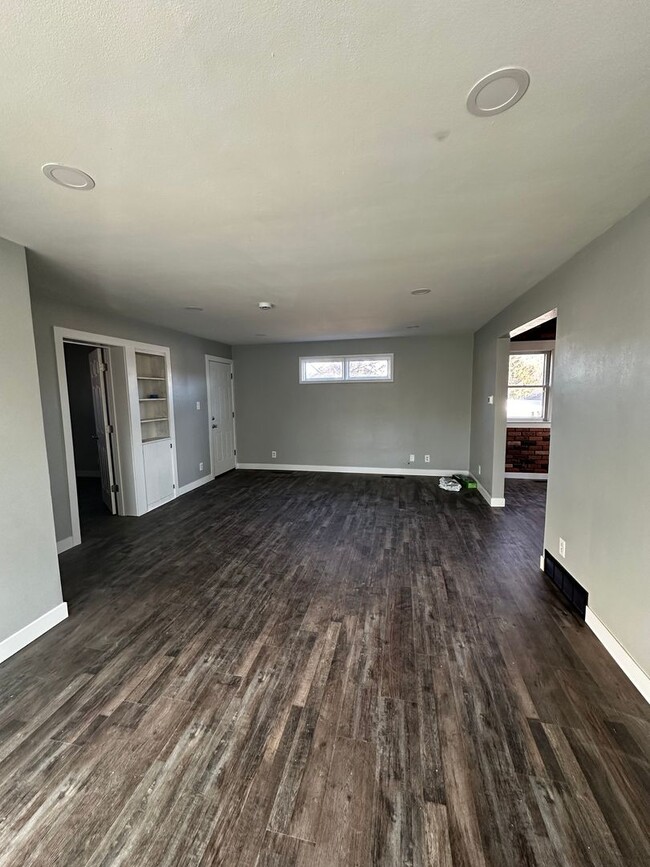 Building Photo - 1946 St Lawrence Ave