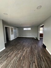 Building Photo - 1946 St Lawrence Ave