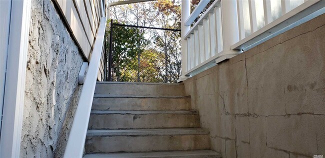 Building Photo - 281 Tyler Ave