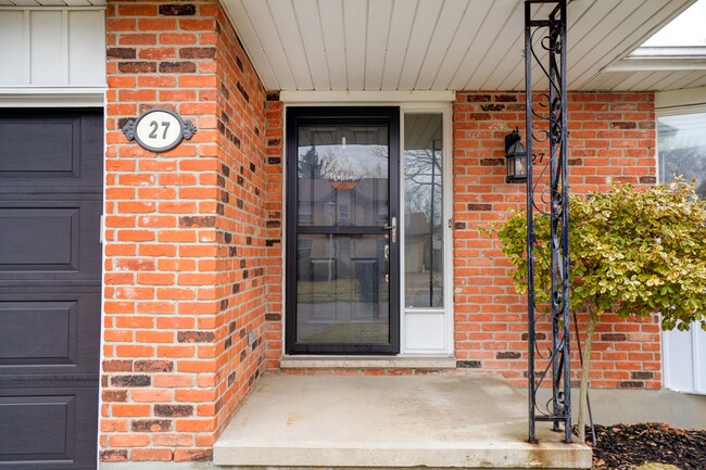 Photo du bâtiment - OAKRIDGE 3 BEDROOM * Back split * Fenced Y...