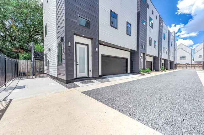 Building Photo - 313 N Nagle St