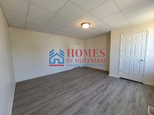 Building Photo - Three Bedroom | Two Bath House
