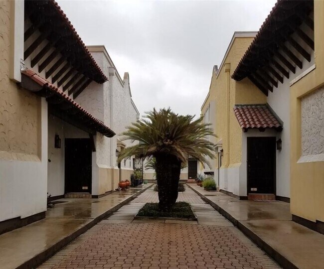 Foto del edificio - 2744 Briarhurst Dr