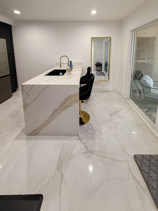 Foto del edificio - Renovated 3 Bedroom, 2 Bath Townhome with ...