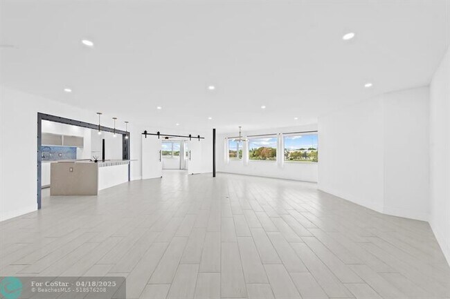 Foto del edificio - 877 NE 195th St