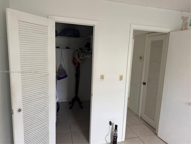 Foto del edificio - 8595 Sunrise Lakes Blvd