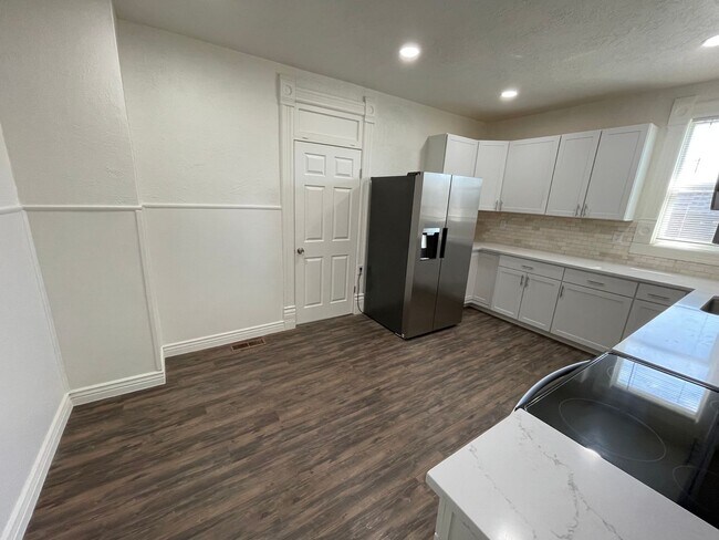 Building Photo - Newly Renovated 4 bedroom with land!
