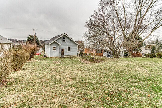 Foto del edificio - AVAILABLE JULY 1ST! BEAUTIFUL 3 bedroom / 1.5 bathroom house in KENNEDY TOWNSHIP!