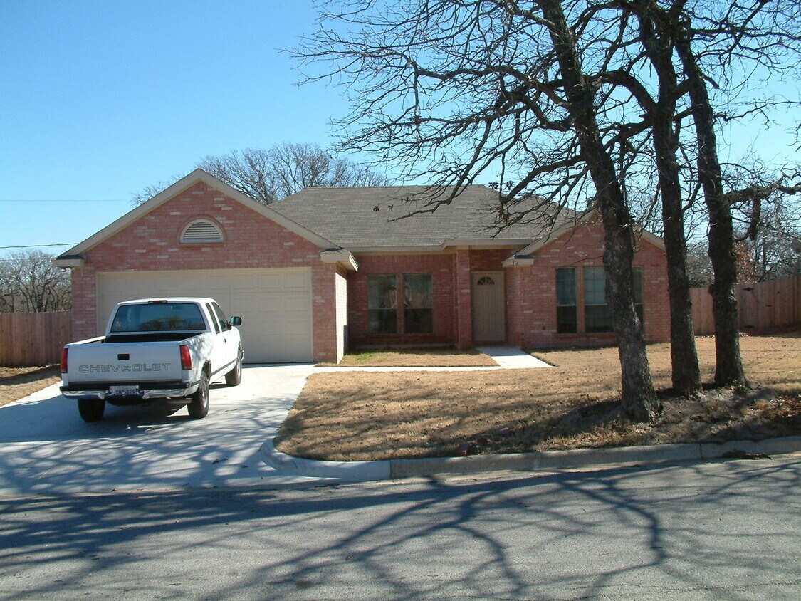 712 Oak Park Dr, Azle, TX 76020 House Rental in Azle, TX