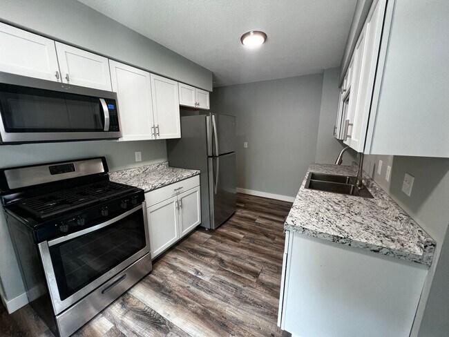 Foto del edificio - Short Term Lease Available! Side by Side Duplex! Rent Controlled