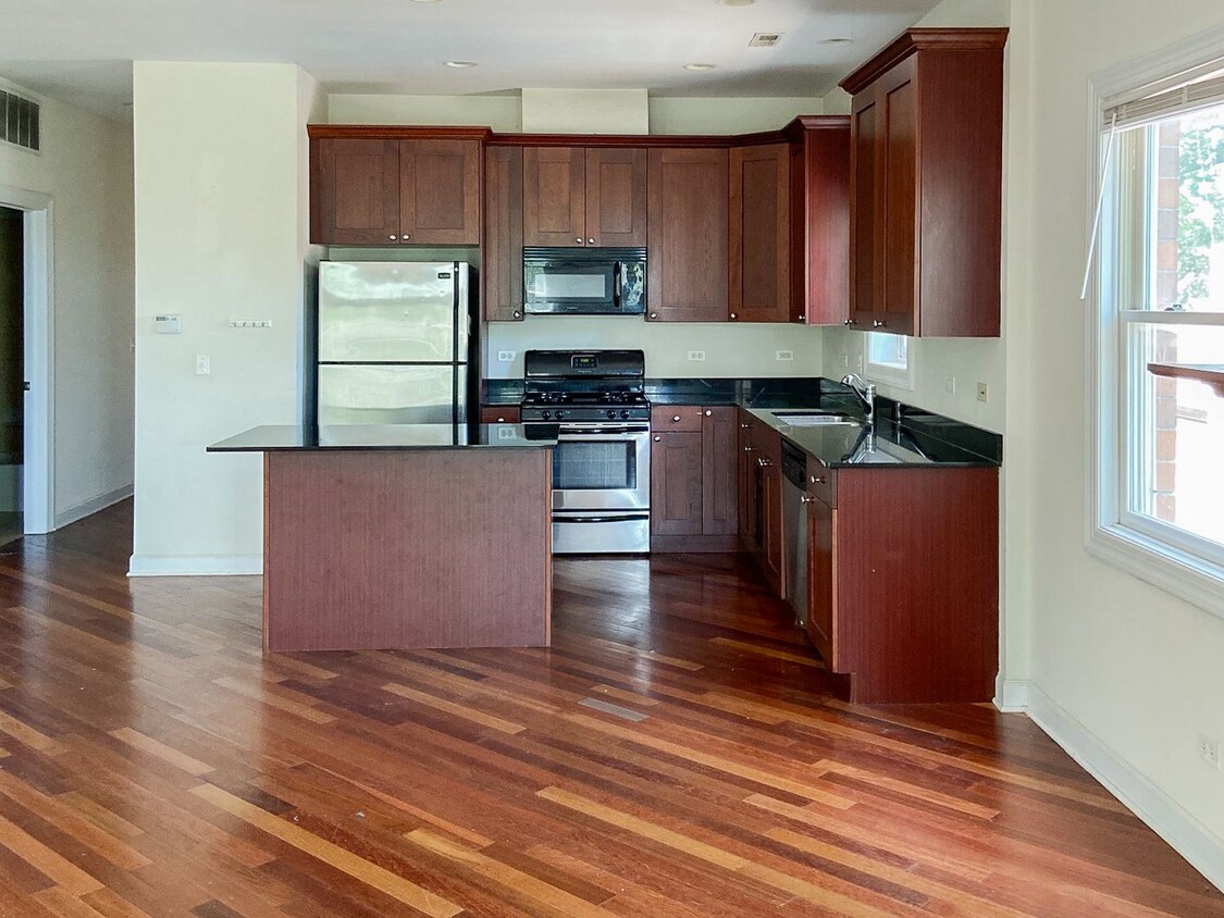 Foto principal - 3114 N Racine Ave