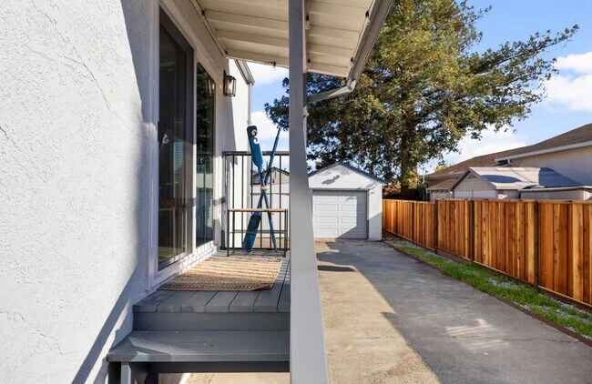 Foto del edificio - Furnished One Bedroom Cottage in Castro Valley