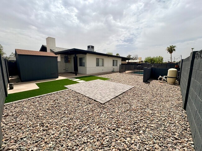 Building Photo - 1410 E Bishop Dr
