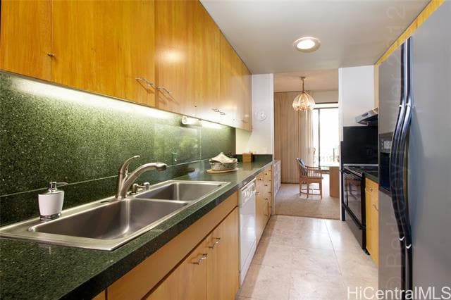 Building Photo - 4999 Kahala Ave