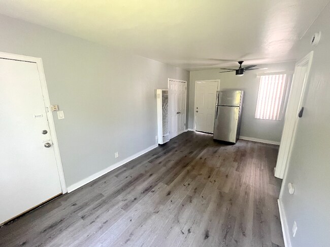 Foto del edificio - 2403 Louella Ave
