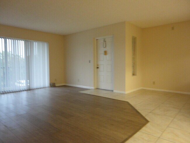Building Photo - 714 Sunny Pine Way