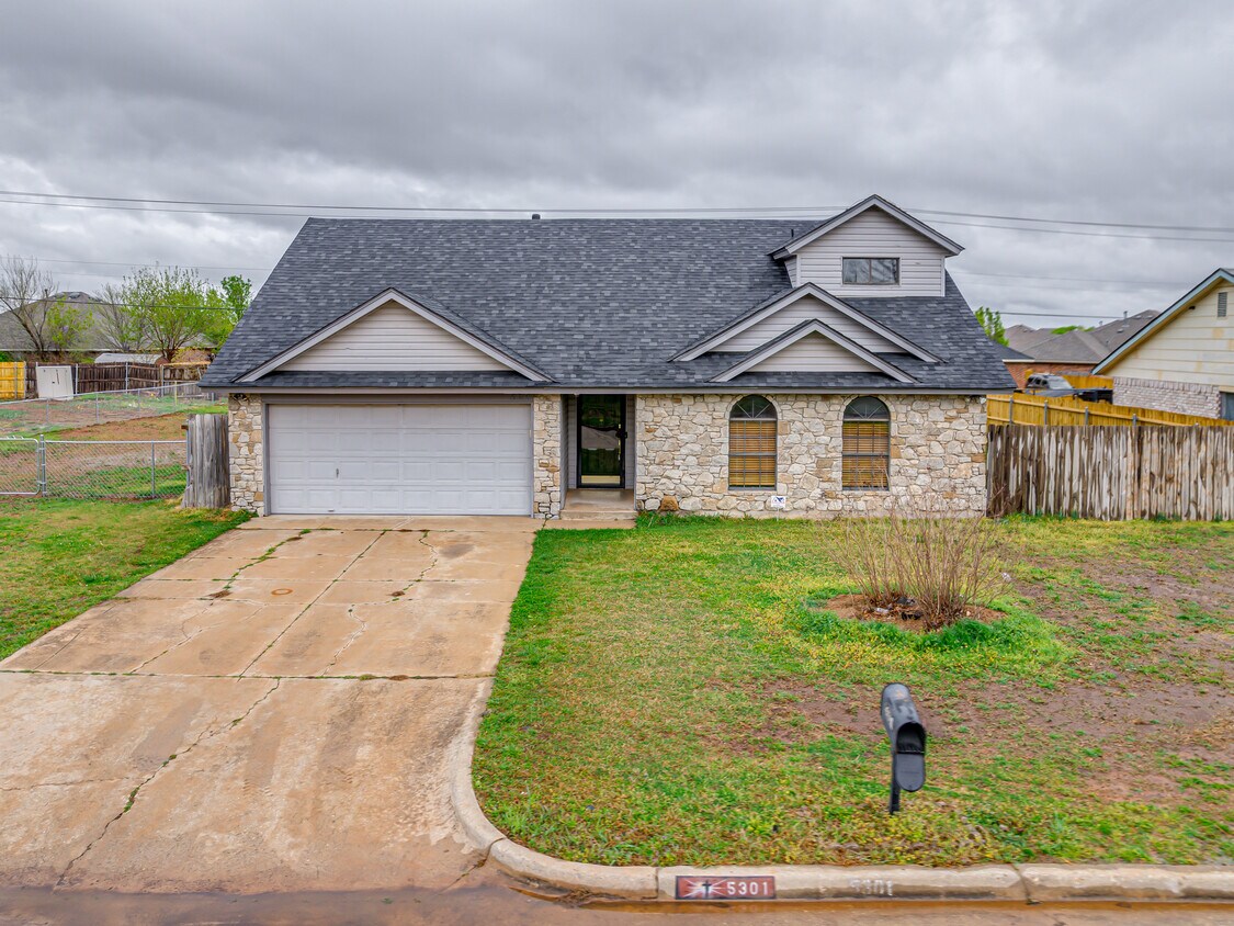 Front - 5301 SE 82nd St