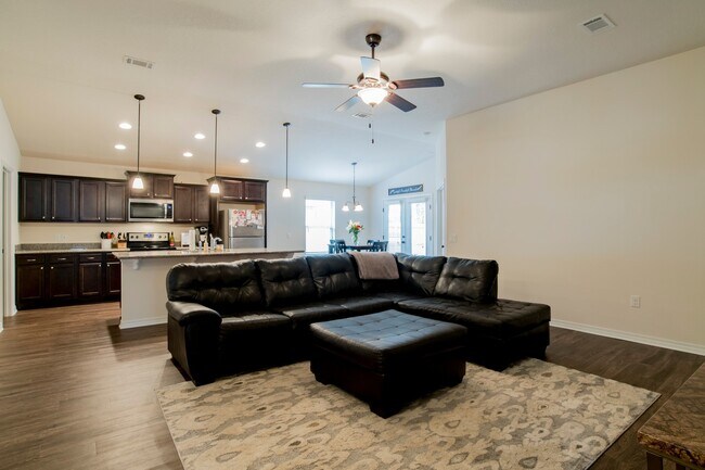 Foto del edificio - Beautiful 4 bedroom home in Pace