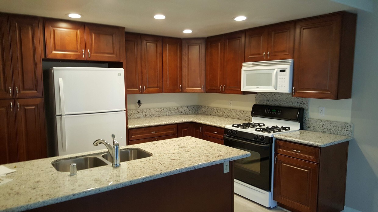 Primary Photo - 367 N Melrose Dr