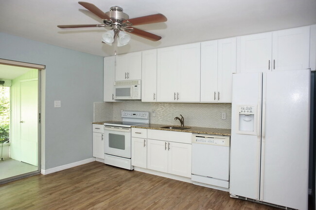 Building Photo - 2 Bedroom Duplex in Naples Park - Annual R...