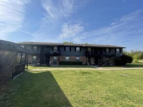 Building Photo - 2700 Sunny Ln