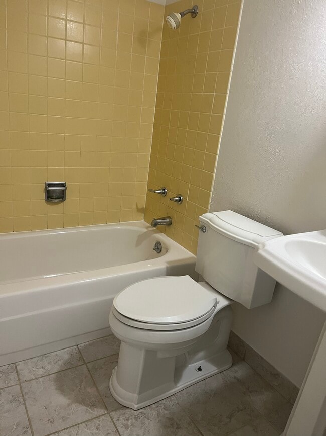 baño de arriba - 6424 E Bates Ave