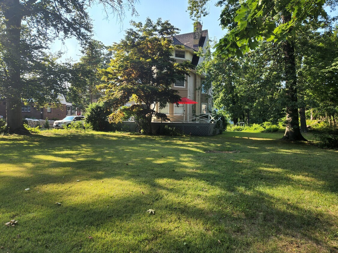 Apartment located in private house - 22 Manhattan Ave