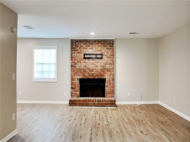 Building Photo - 5022 Hawthorne Ct