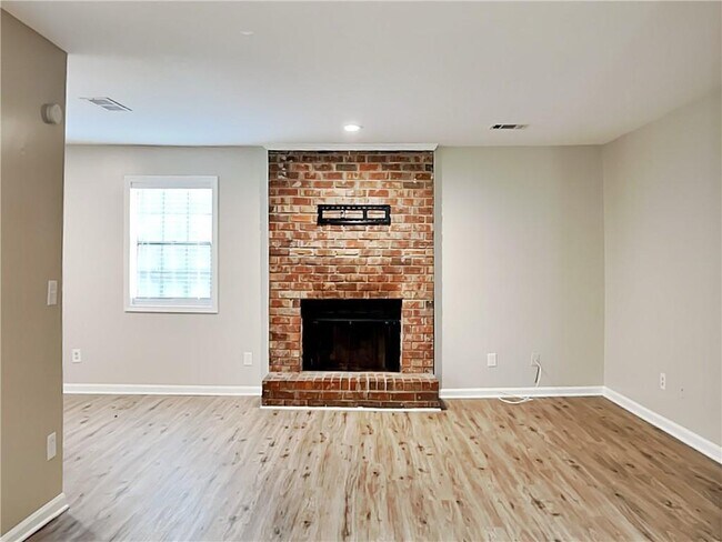 Foto del edificio - 5022 Hawthorne Ct