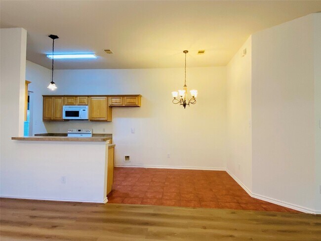 Foto del edificio - 5747 Wandering Creek Dr