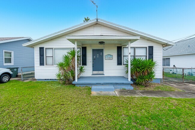 Building Photo - Newly Renovated 2 Bed 1 Bath Beachside Home
