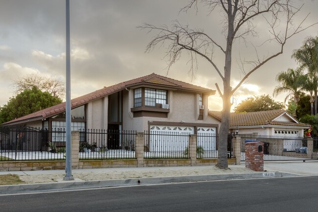 Foto del edificio - Large 5bd Home in Northridge with Pool!