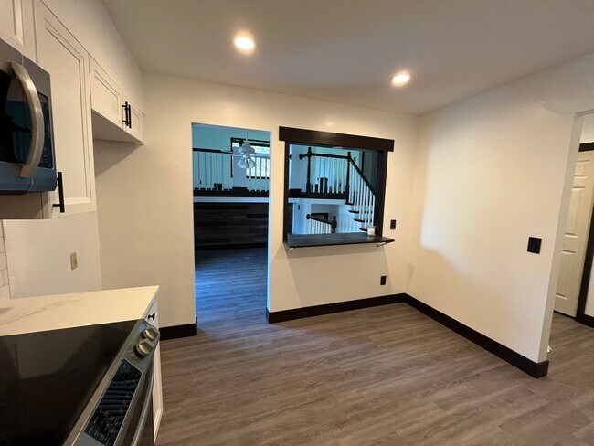 Foto del edificio - Updated Kitchen, carpet and freshly 3 bedroom / 2 bath home is right off Hwy 169 and Anderson Lak...