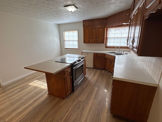 Building Photo - Brick home! 3 Bedrooms! 2 Baths! 2 Car Garage! $1195