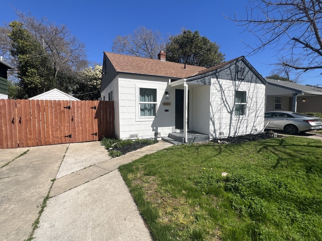 Photo - 4541 V St (Sacramento, CA)