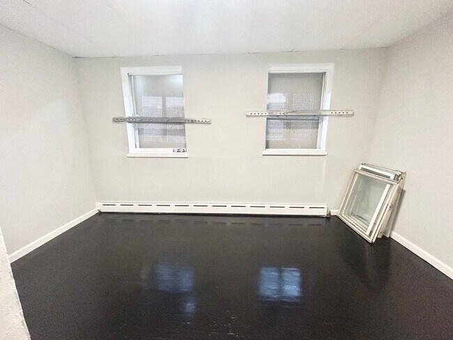 Building Photo - Elmwood Park 3 Bedroom Available Now