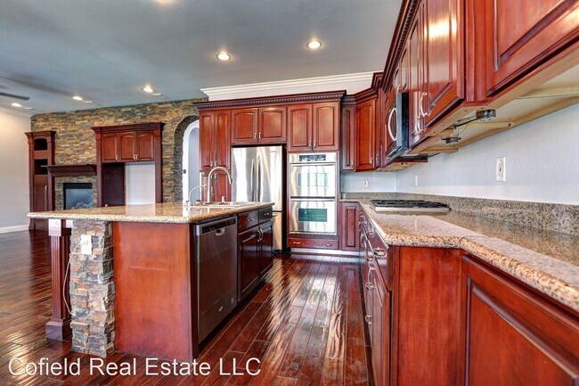 Building Photo - 4 br, 3.5 bath House - 305 Corsicana St. - C2