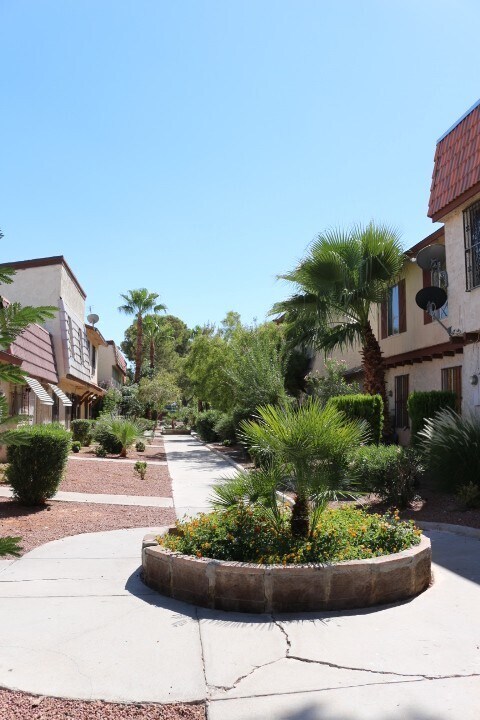 Building Photo - NO SHOWINGS UNTIL 12/15/25