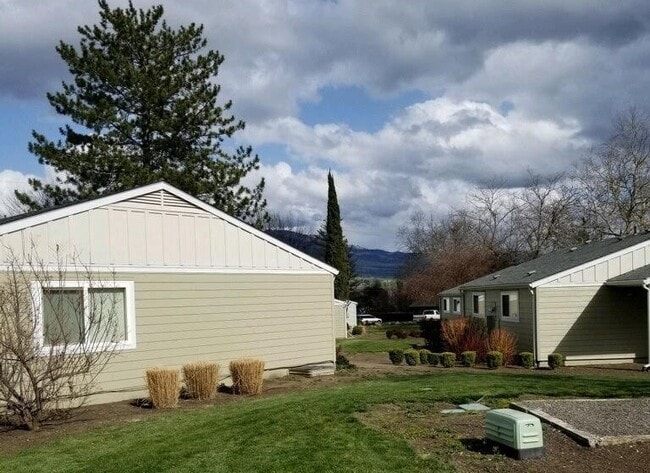 Building Photo - 233 Eva Way