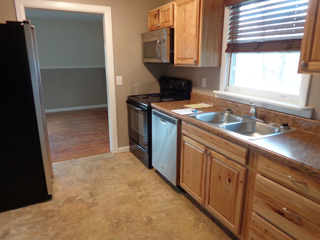 Building Photo - 605 Poplar Ln