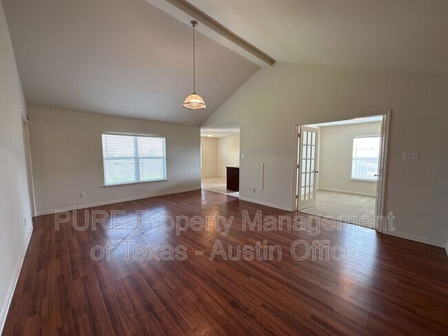 Foto del edificio - 200 J E Brown Ln