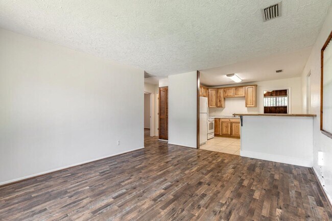 Building Photo - 2/1 plus bonus room in Holly Hill
