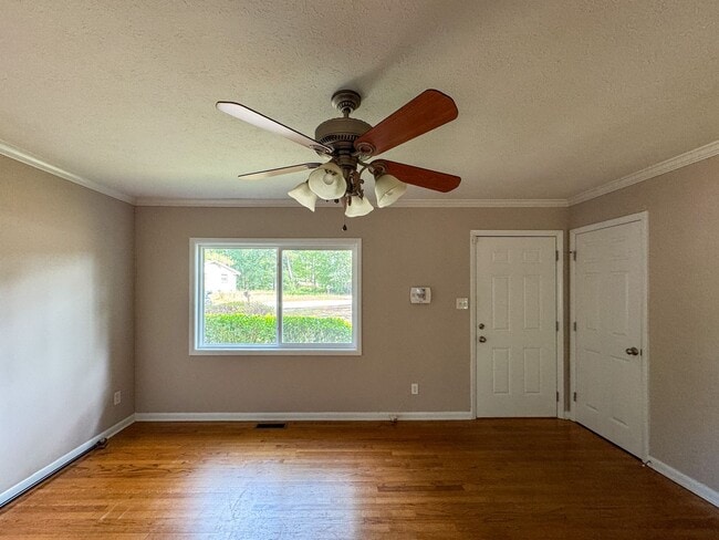 Building Photo - Charming 3 Bed 2 Bath Fayetteville Home with Fenced Yard