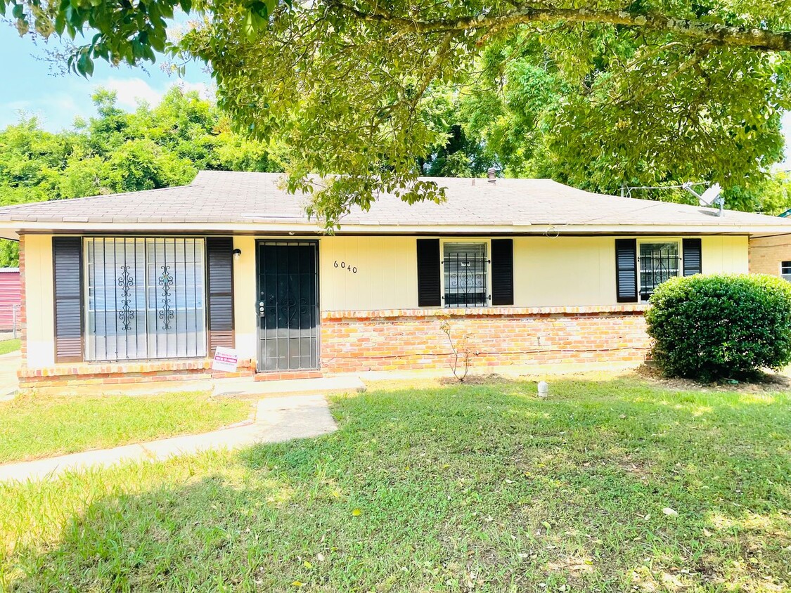 Primary Photo - ** 3 bed 1.5 bath located in Regency park ...