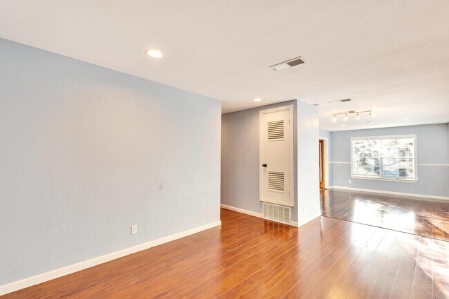 Building Photo - 8702 Parkfield Dr