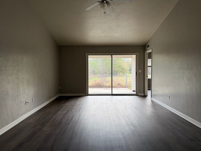 Foto del edificio - 3 Bed 2 Bath Home!