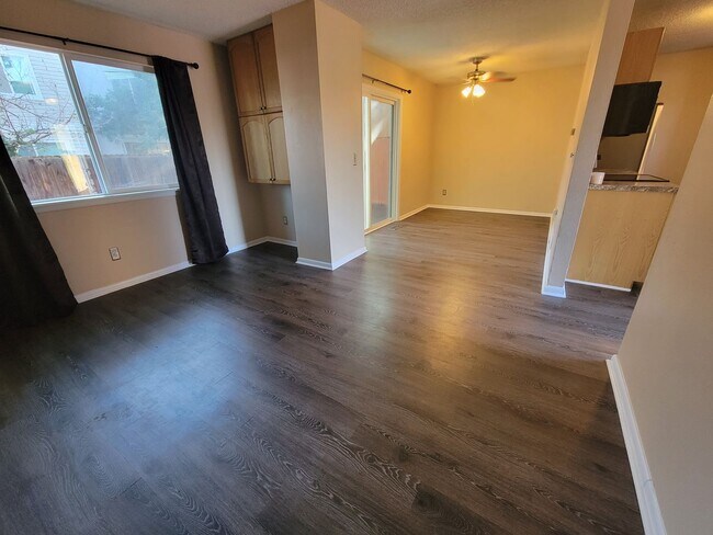 Building Photo - Remodeled Townhome with 2 bedrooms plus, 2...