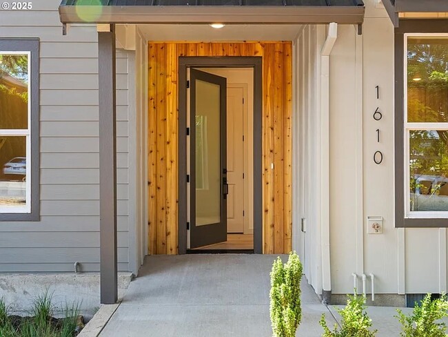 Building Photo - 1610-1612 SE Morrison St.