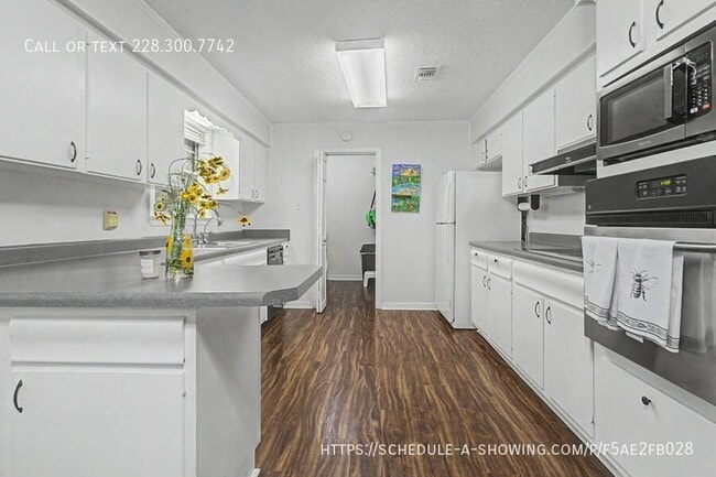 Building Photo - 883 Rustwood Dr