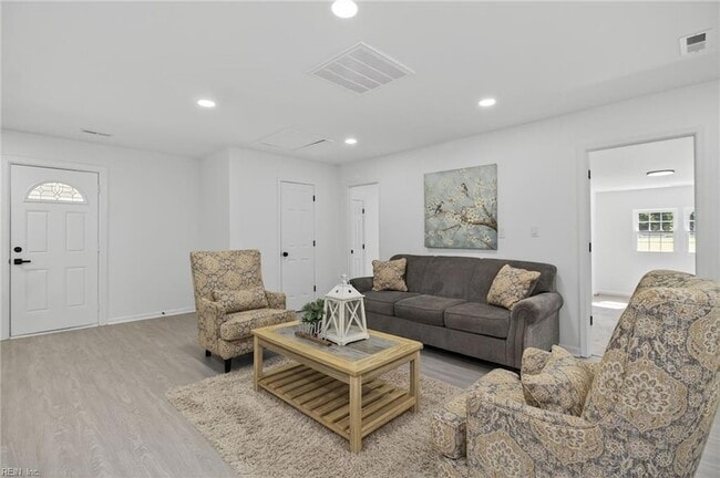 Building Photo - 13648 Track Ln